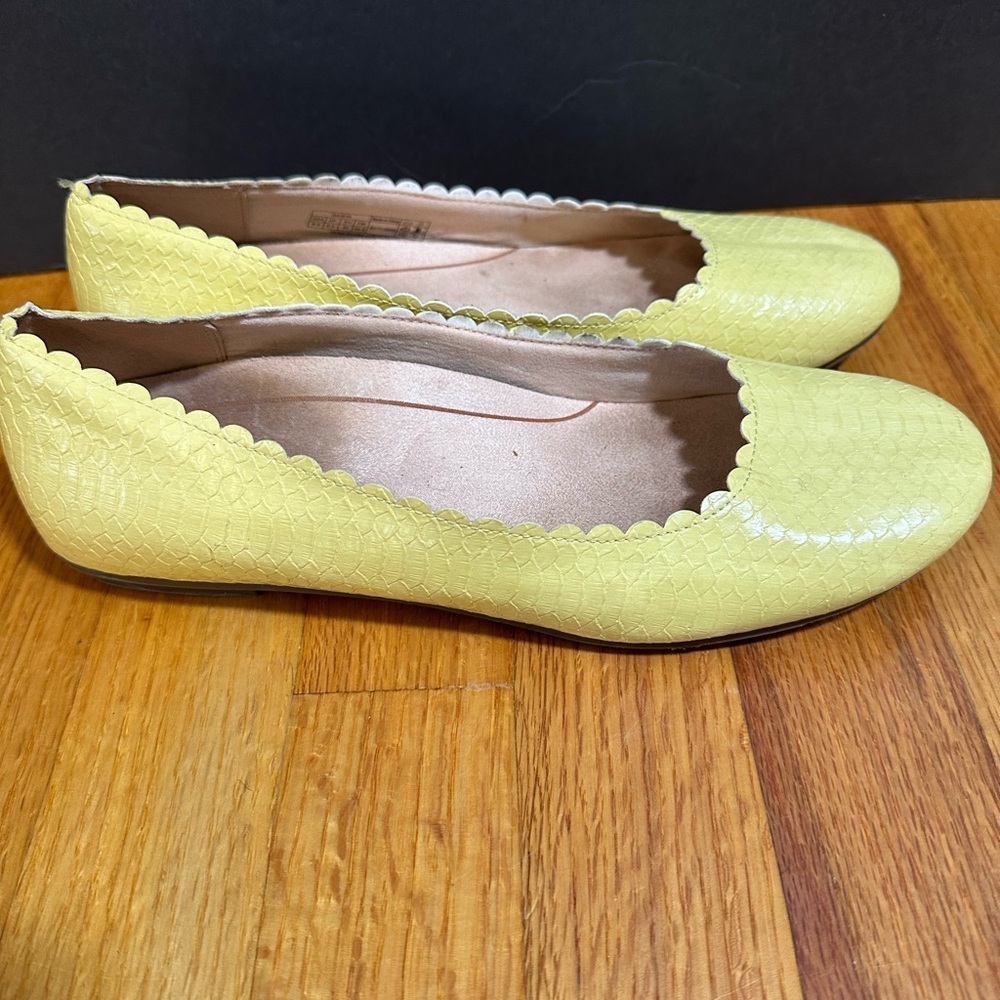 Vionic Pastel Yellow Sz 8.5 Snake Emboss Scallop Edge Slip On Ballet Flat
